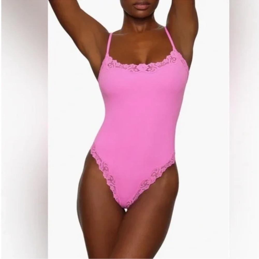SKIMS Fits Everybody Lace Cami Bodysuit | Neon‎ Orchid- NWT